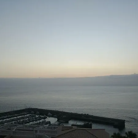 Maravillosas Vistas Al Acantilado Y Puerto