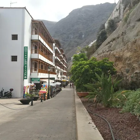 Maravillosas Vistas Al Acantilado Y Puerto